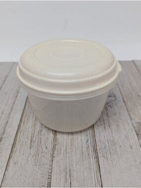 Vintage Rubbermaid Servin Saver #1 Round 2 Cups Food Container Almond Lid